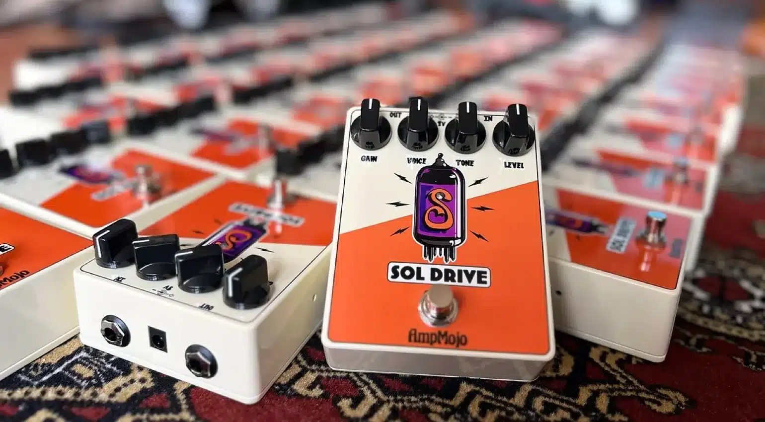 AmpMojo Sol Drive Unveiled- Your Ticket to Classic D-Style Overdrive Tung-Sol 12AX7 blues guitar fusion